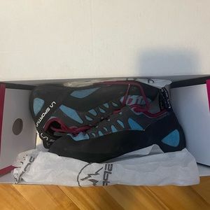 La Sportiva Tarantulace Woman Climbing Shoes in Topaz/Red Plum